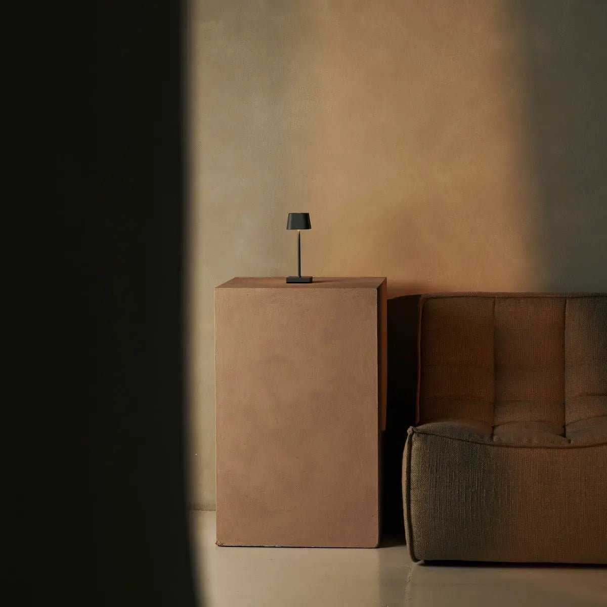 Sarphati Mini Mouse Grijs Draadloze tafellamp -WiReless oplaadbaar via laadstation, dimbare lamp en 3 lichtmodi