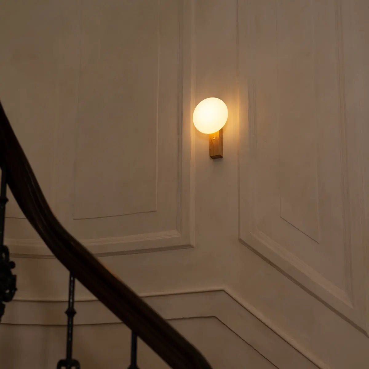 Matthew lichtbruin stijlvol houten draadloze wandlamp - oplaadbaar en dimpelbaar