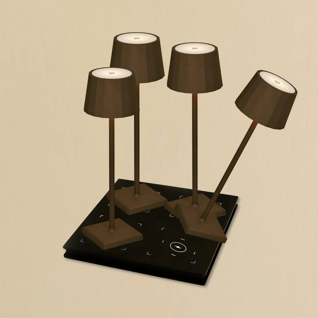 Combi Set Professional-4 X Wouter Mocha Brown Oplaadbare tafellampen & 1 x Amstel Wireless Laying Station met Qi-Technology