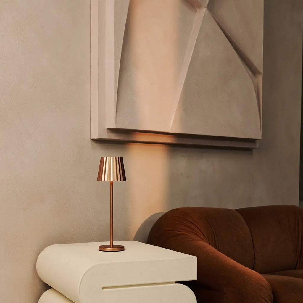 Combi Set Professional-4 x Maya koper oplaadbare tafellampen en 1 x Amstel draadloos laadstation met Qi-Technology