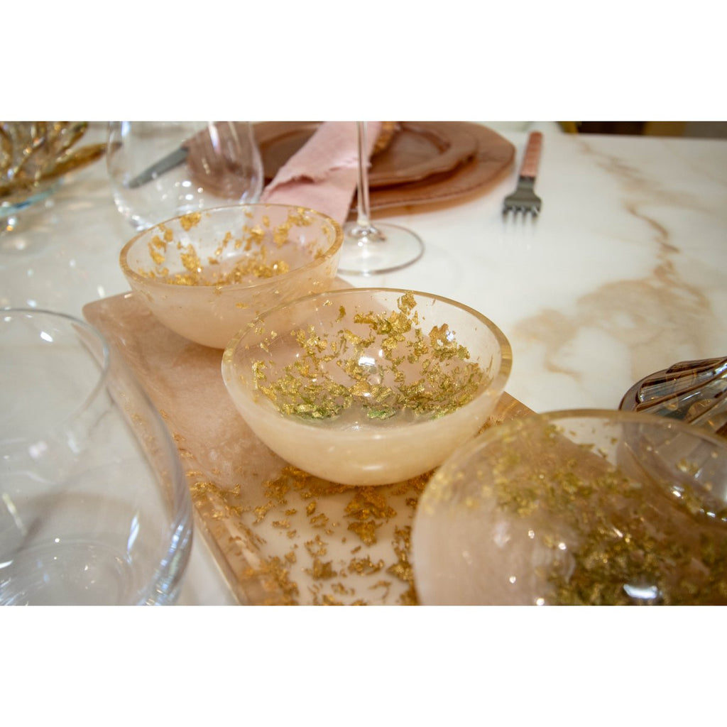 Aperitief set van 3 kopjes op een glitterharslade