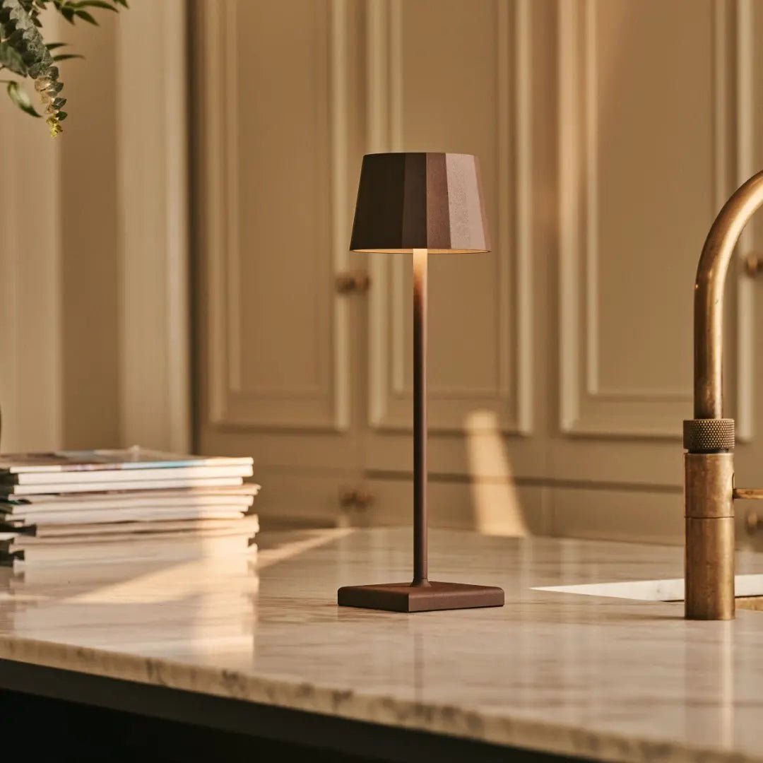 Combi Set Professional-8 X Wouter Mocha Brown Oplaadbare tafellampen & 1 x Central Station Draadloos laadstation met Qi-Technology T