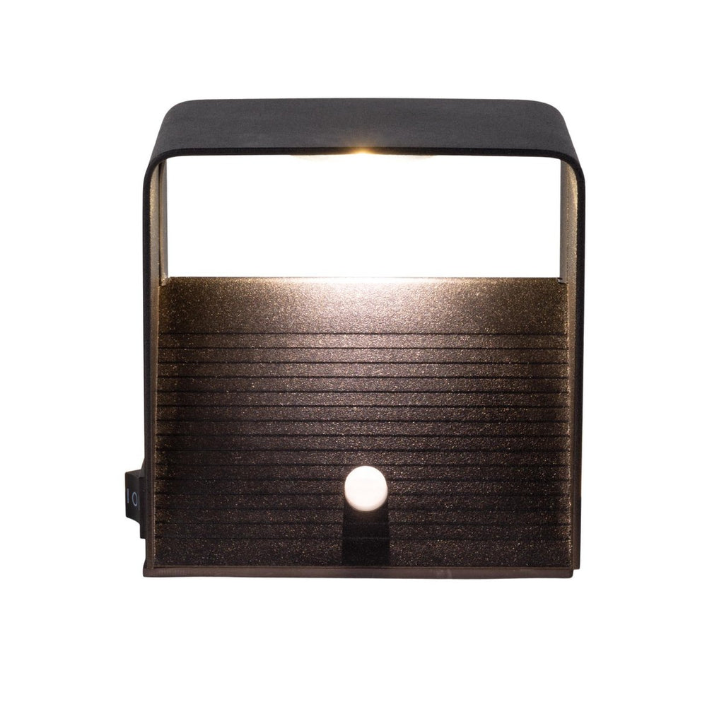 Liv · Metalen wandlamp — zwart