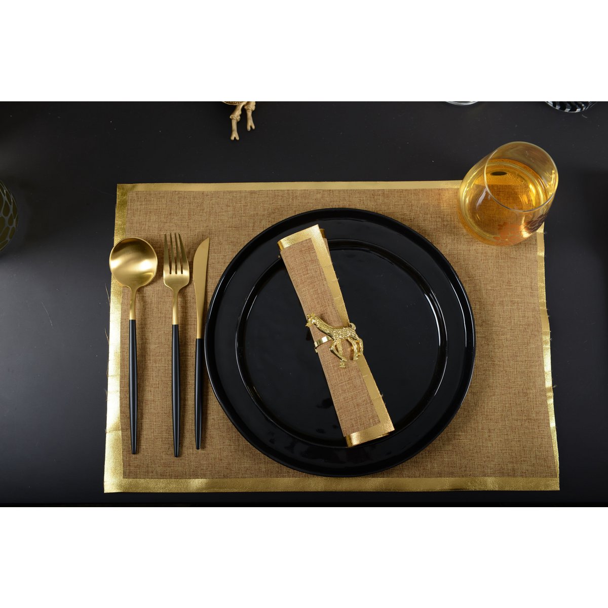 Huisvrouw 24 gouden en zwarte stukken