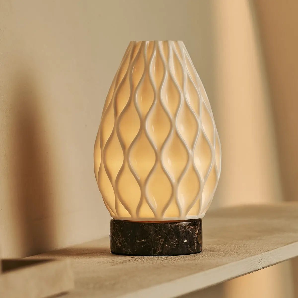 Vela Marble draadloze tafellamp van 3D-geprint porselein – oplaadbaar, dimbaar en tot 100 uur licht