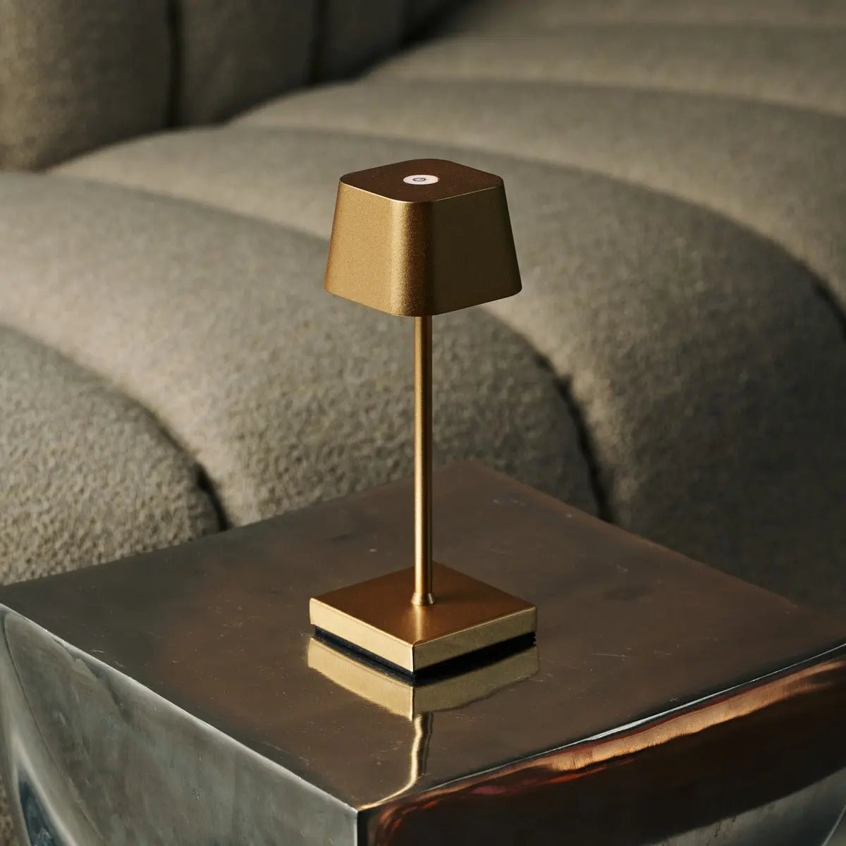 Combi Set Professional-4 x Sarphati Mini Gold Oplaadbare tafellampen & 1 x Amstel Wireless Lay Station met Qi-Technology