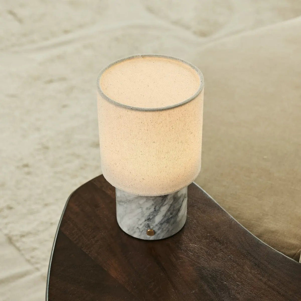 Dou White / Bianco Statuarietto - Marmeren oplaadbare tafellamp - Draadloos, 3 lichte modi en met linnen verwisselbare lampenkap