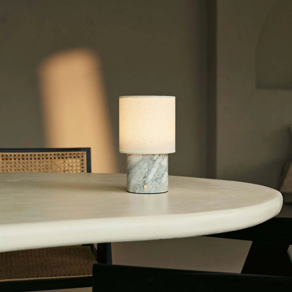 Dou White / Bianco Statuarietto - Marmeren oplaadbare tafellamp - Draadloos, 3 lichte modi en met linnen verwisselbare lampenkap