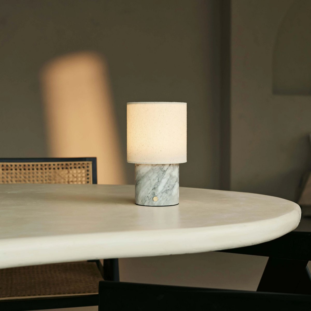 Dou White / Bianco Statuarietto - Marmeren oplaadbare tafellamp - Draadloos, 3 lichte modi en met linnen verwisselbare lampenkap