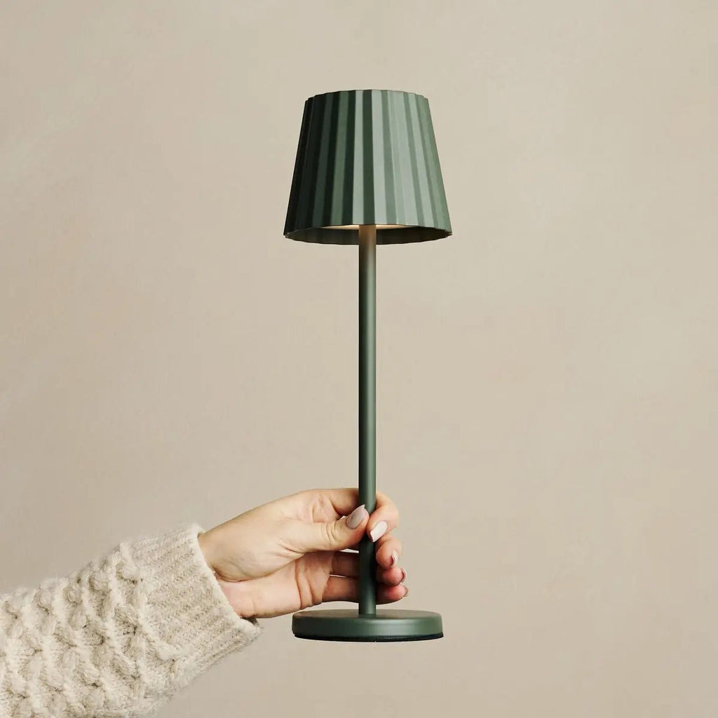 Maya olijfgroen geribbelde tafellamp gemaakt van ijzer - dimbare lamp en 3 lichtmodi, oplaadbaar via draadloos laadstation