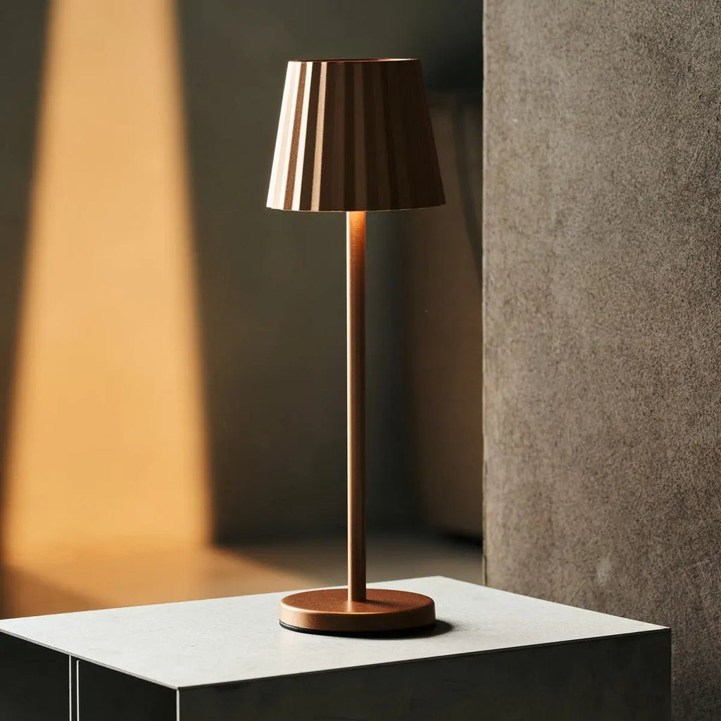 Maya koper geribbelde tafellamp gemaakt van ijzer - dimbare lamp en 3 lichtmodi, oplaadbaar via draadloos laadstation