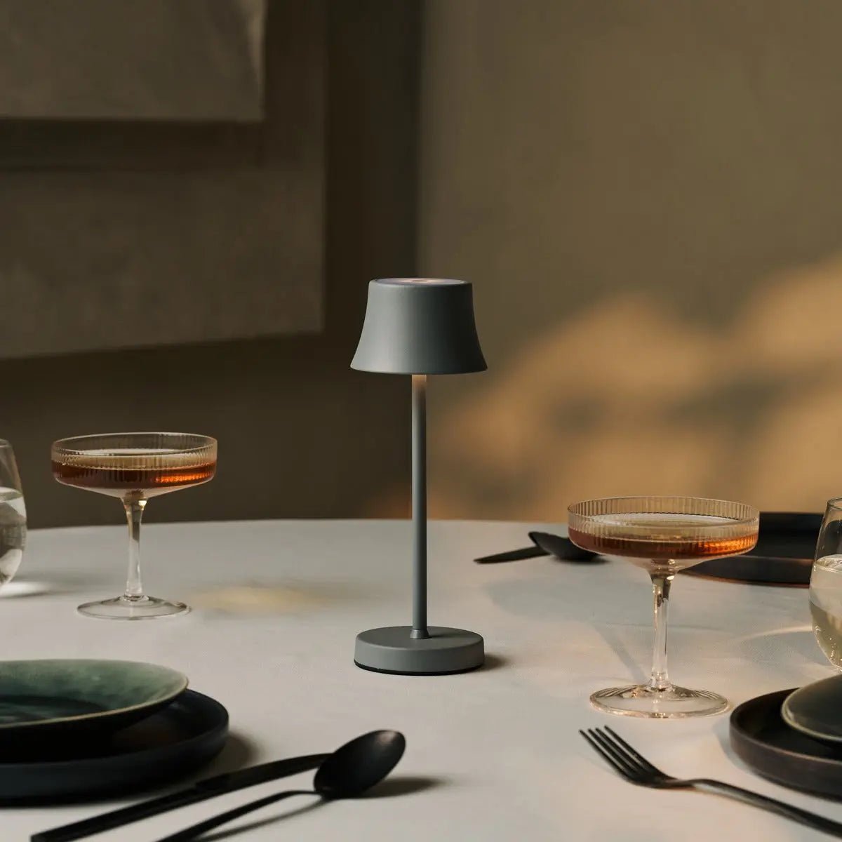 Combi Set Professional-4 X de Pijp Mini Mouse Gray oplaadbare tafellampen & 1 x Amstel Wireless Laying Station met Qi-Technology