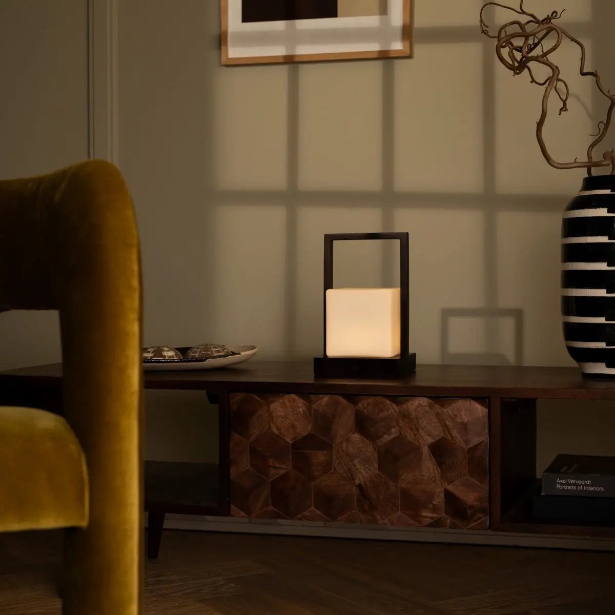 Noah donkerbruine houten oplaadbare tafellamp met glas en houten handgreep