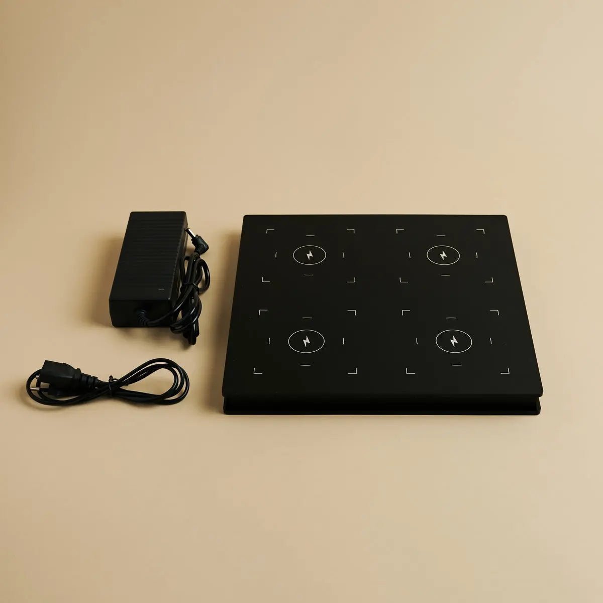 Combi Set Professional-4 x Wouter Sage Green Oplaadbare tafellampen & 1 x Amstel Wireless Charging Station met Qi-Technology