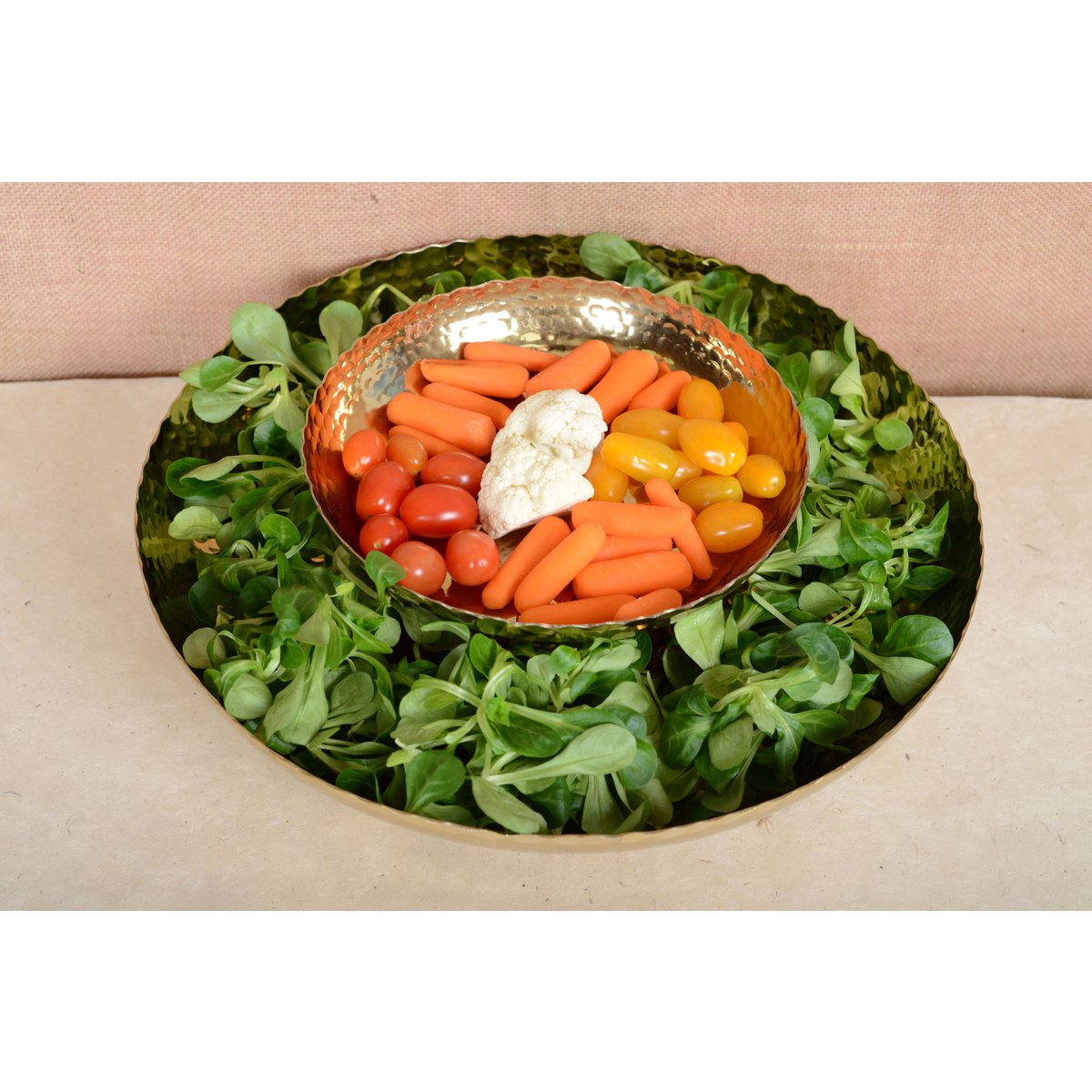 Gouden lade gehamerd op ronde voeten 23 cm