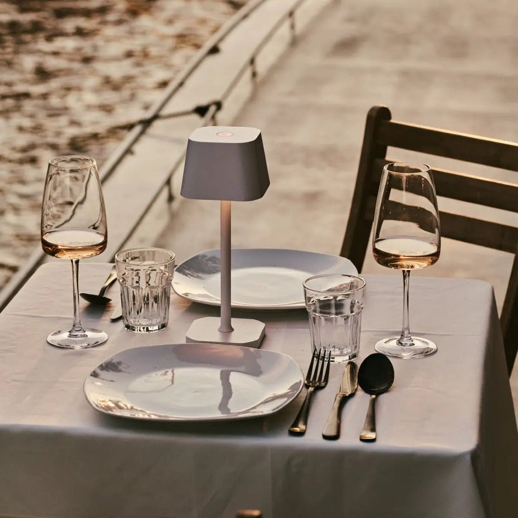 Ava witte oplaadbare tafellamp – stijlvolle, draadloze en dimbare verlichting