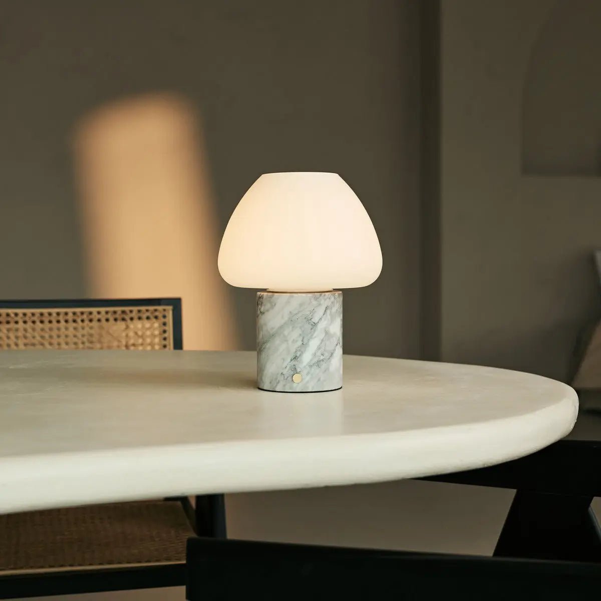 OSTADE WIT / BIANCO STATUARIETTO - Uniek oplaadbare marmeren tafellamp met 3 lichte kleuren en dimfunctie