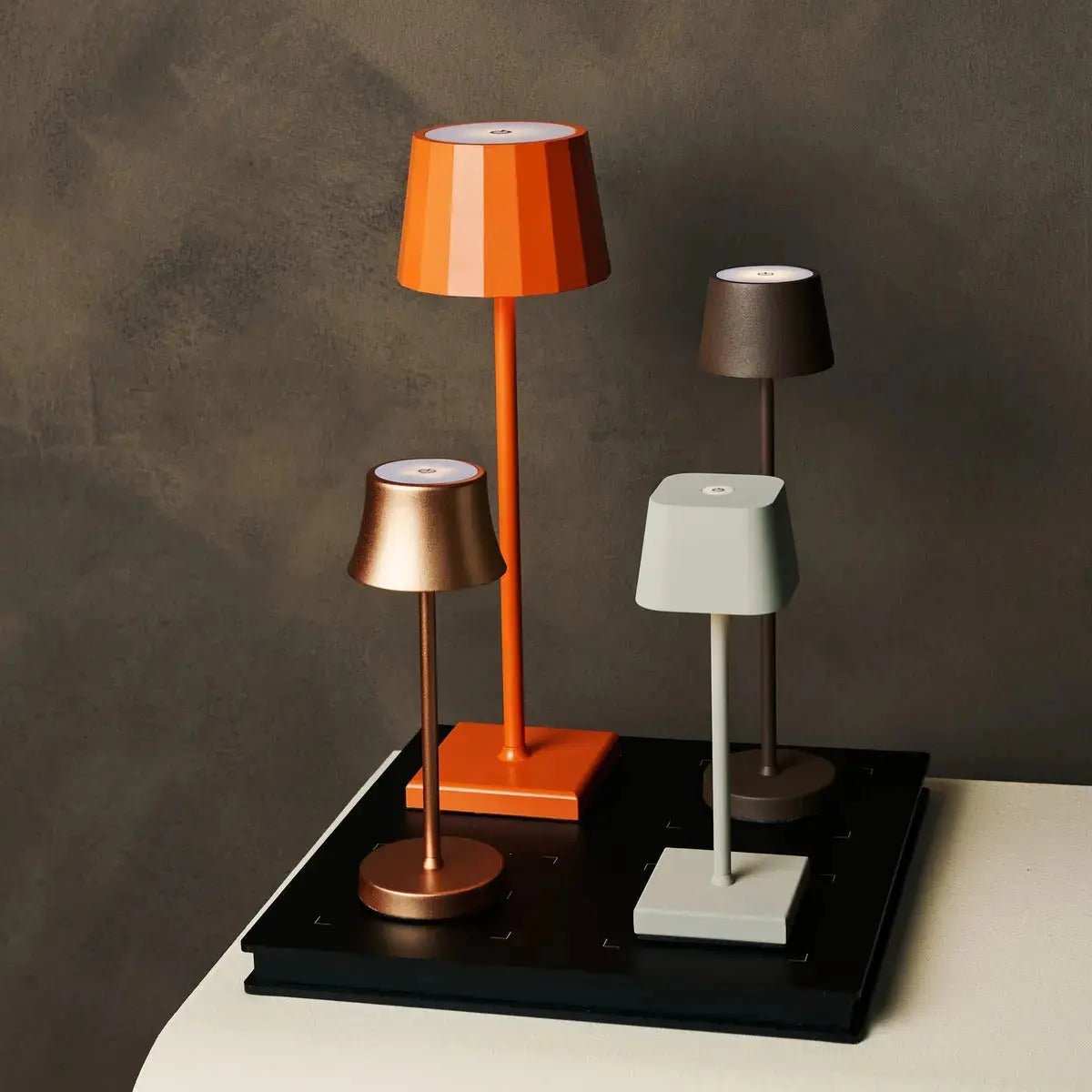 Combi Set Professional – 4 x Vondel Mini Mouse Grey Rechargeable Table Lamps & 1 x Amstel Wireless Charging Station with Q1-Technology