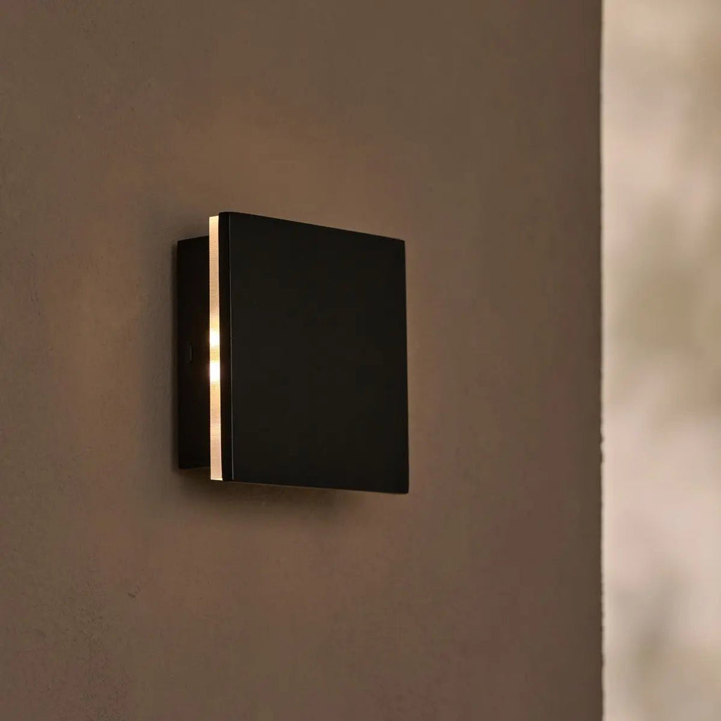 Lane Black draadloze wandlamp – Oplaadbare en dimbare lamp van natuurlijk hout