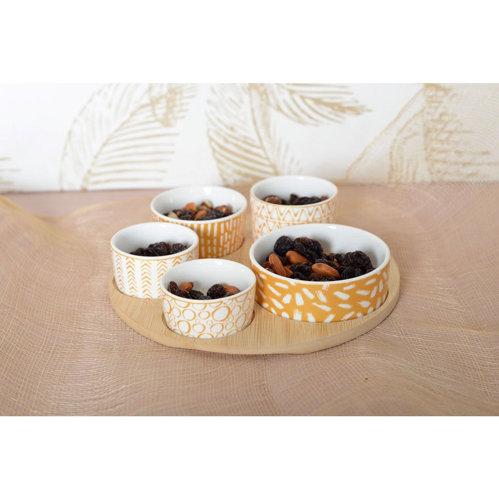 Aperitief set van 5 kopjes op ronde houten lade