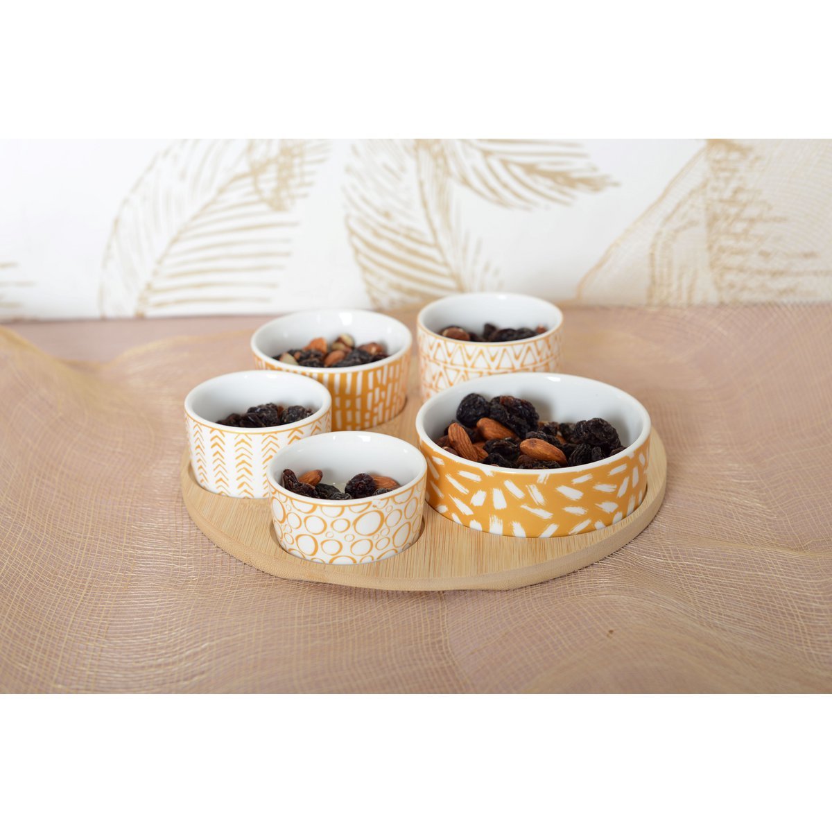 Aperitief set van 5 kopjes op ronde houten lade