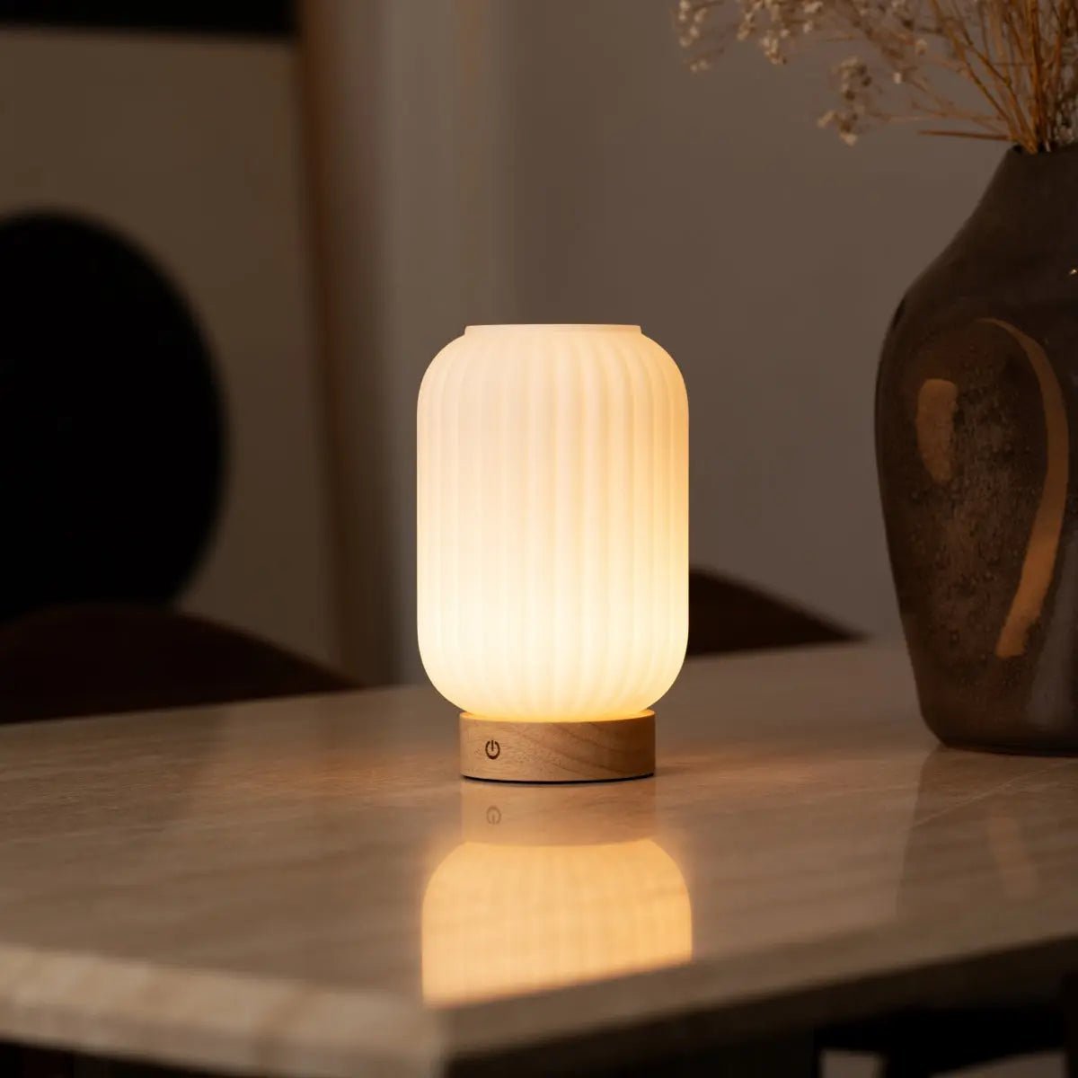 Unieke oplaadbare lamp Lilly – matglas en houten voet, dimbaar, 3 lichtmodi