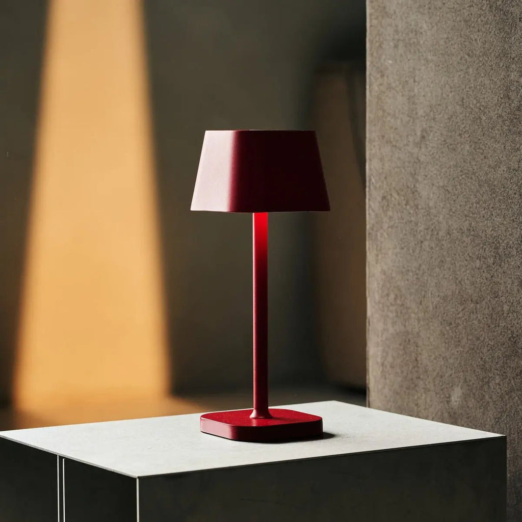 Ava Berry Red oplaadbare tafellamp | Stijlvol, draadloos lamp en dimbaar