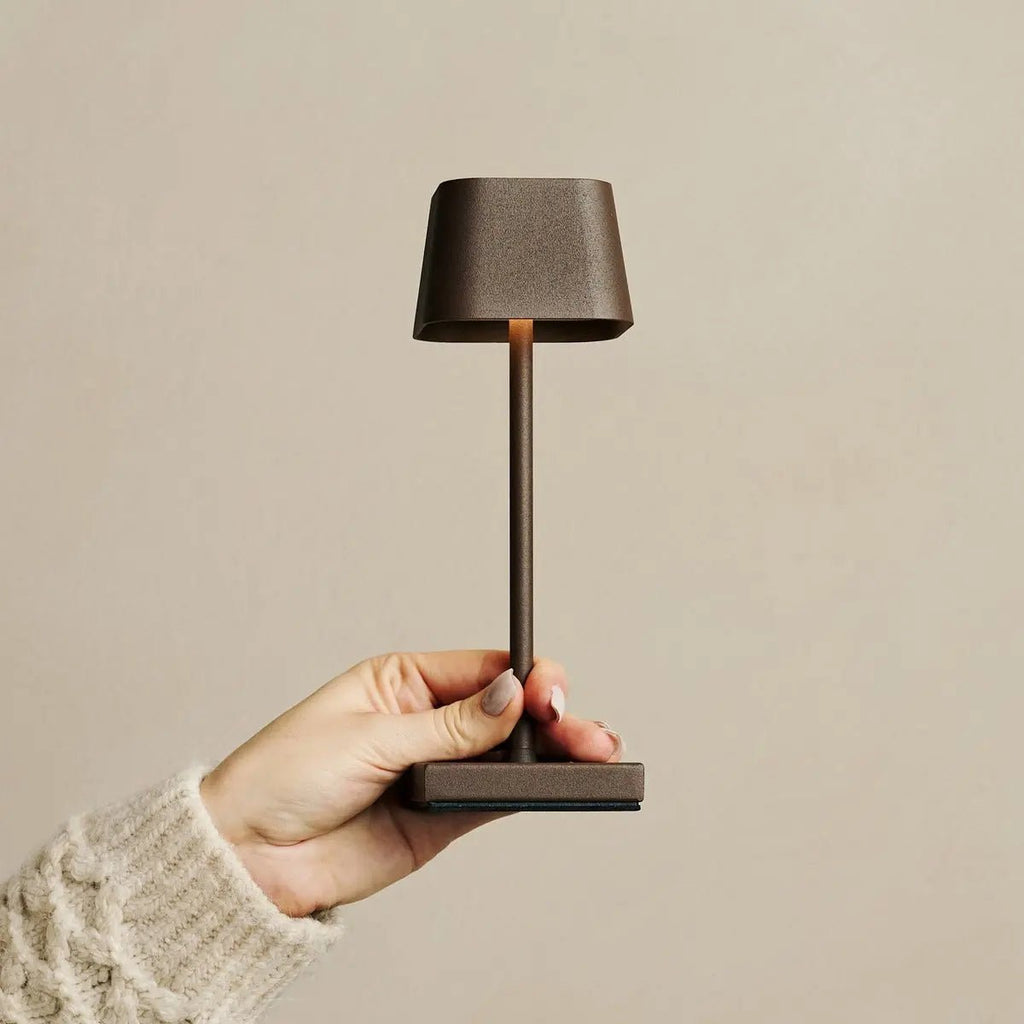 Sarphati Mini Mocha Bruin Draadloze tafellamp - Draadloos oplaadbaar via laadstation, dimbare lamp en 3 lichtmodi