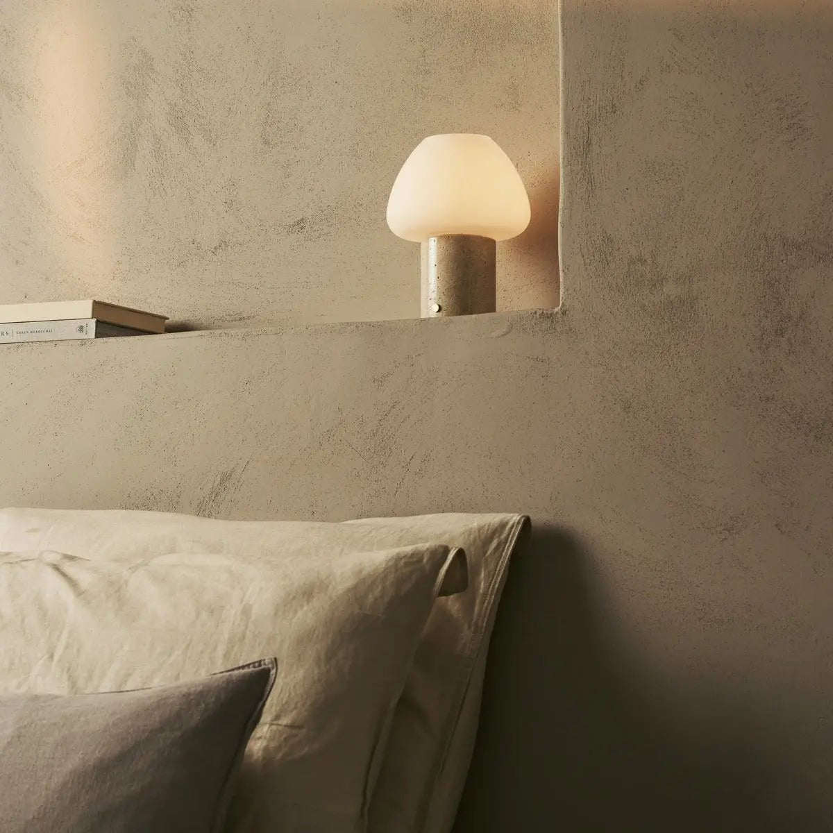 OSTADE Beige / Travertino Classico - Unieke travertine oplaadbare tafellamp met 3 lichte kleuren en dimfunctie