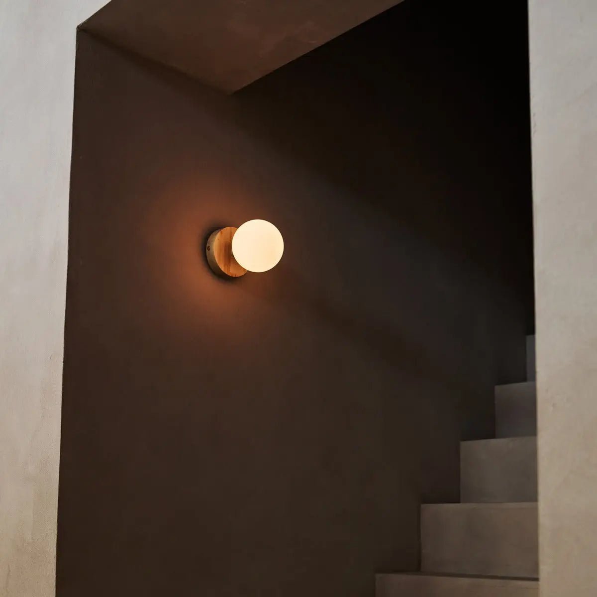 Richella lichtbruin houten en glazen wandlicht - oplaadbaar en draadloos