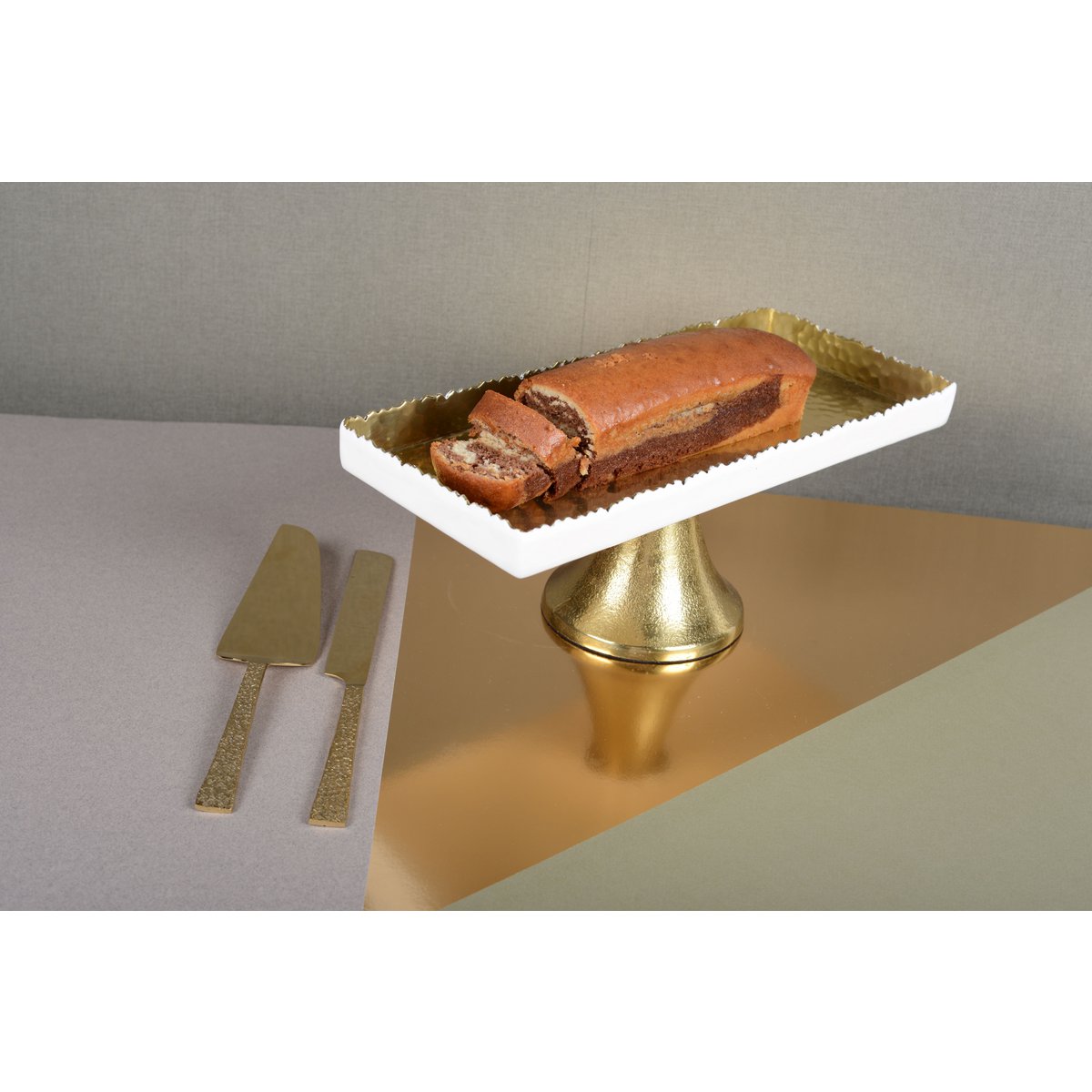 Witte en gouden cakeschotel te voet 35x15x12,5 cm