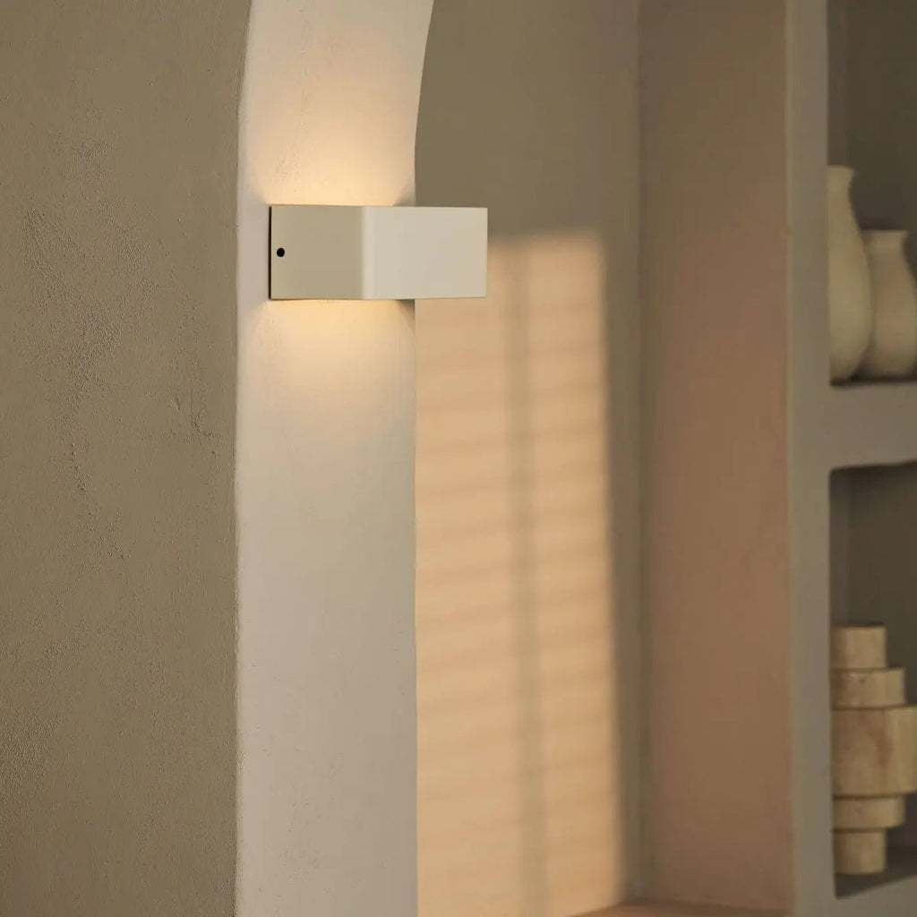 Tessa Vanilla draadloze wandlamp inclusief afstandsbediening, 20 lichte modi, dimable, magnetisch suspensiesysteem en met bewegingssensor