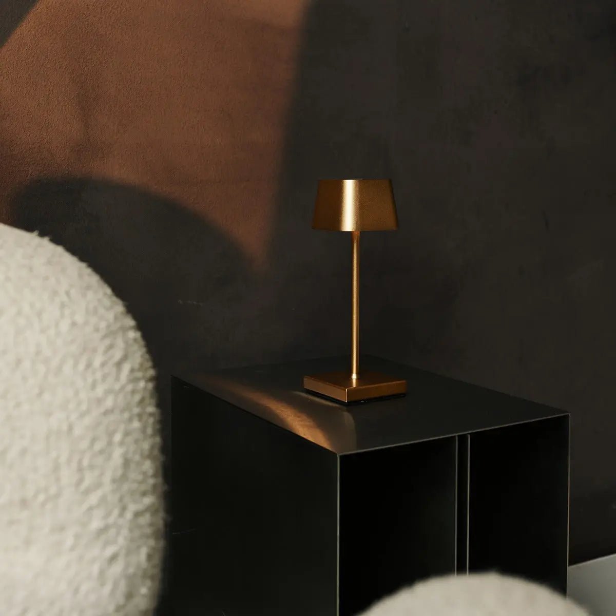 Sarphati Mini Gold draadloze tafellamp perfect voor horeca -industrie - draadloos oplaadbaar via laadstation, dimbare lamp en 3 lichtmodi