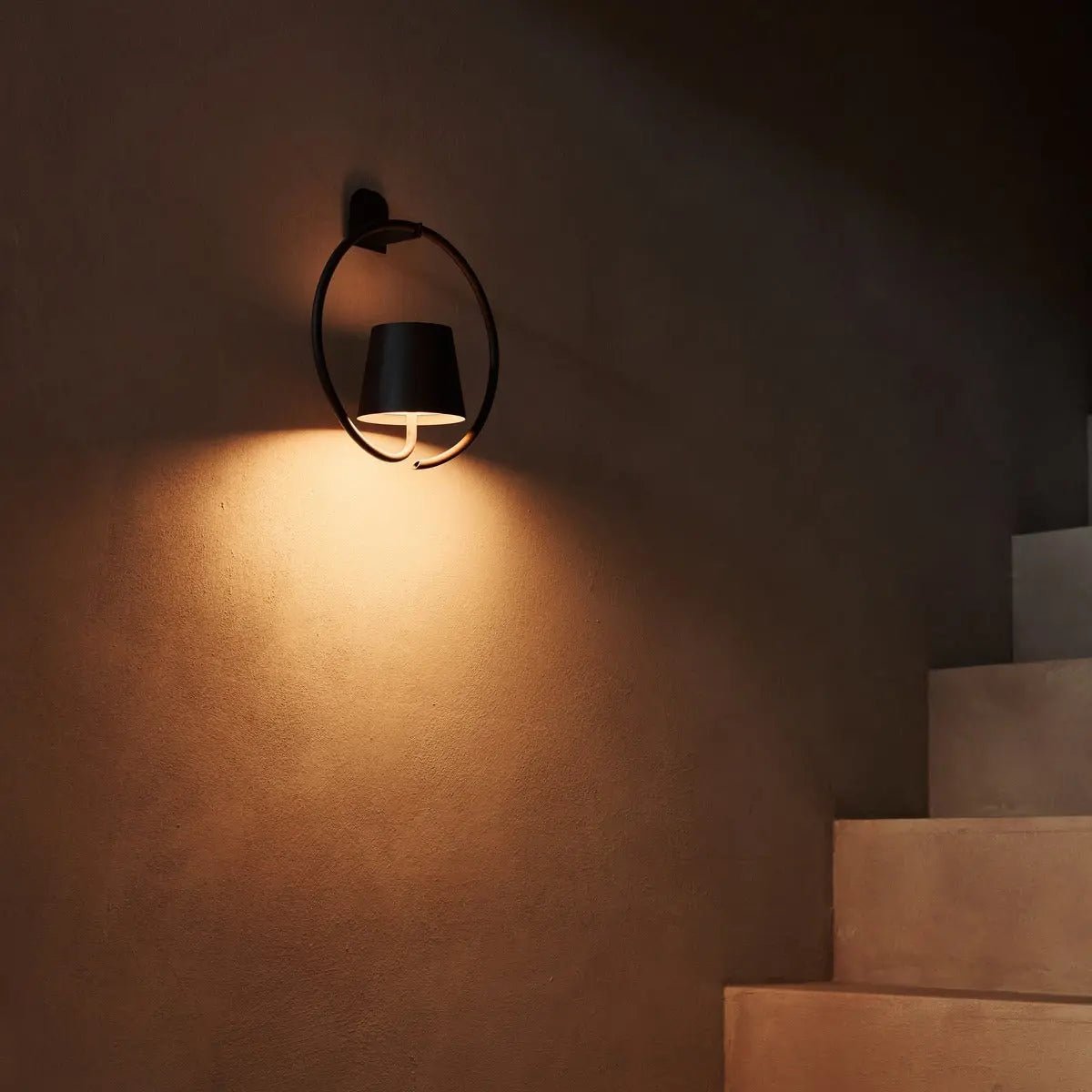 Cielo donkerbruine oplaadbare metalen wandlamp – draadloos, dimbaar en stijlvol