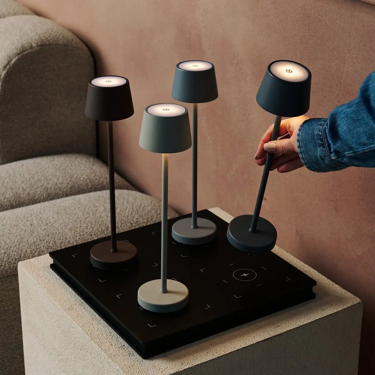 Combi Set Professional – 4 x Vondel Mini Mouse Grey Rechargeable Table Lamps & 1 x Amstel Wireless Charging Station with Q1-Technology