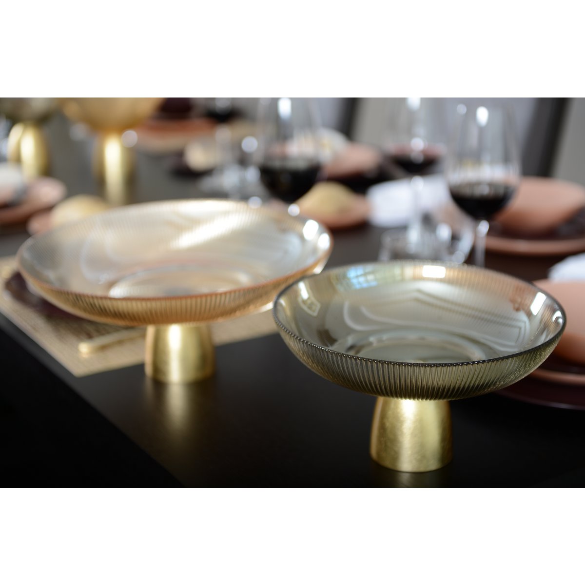 Gerookt geribbelde uitlopende weg gesneden op gouden voet