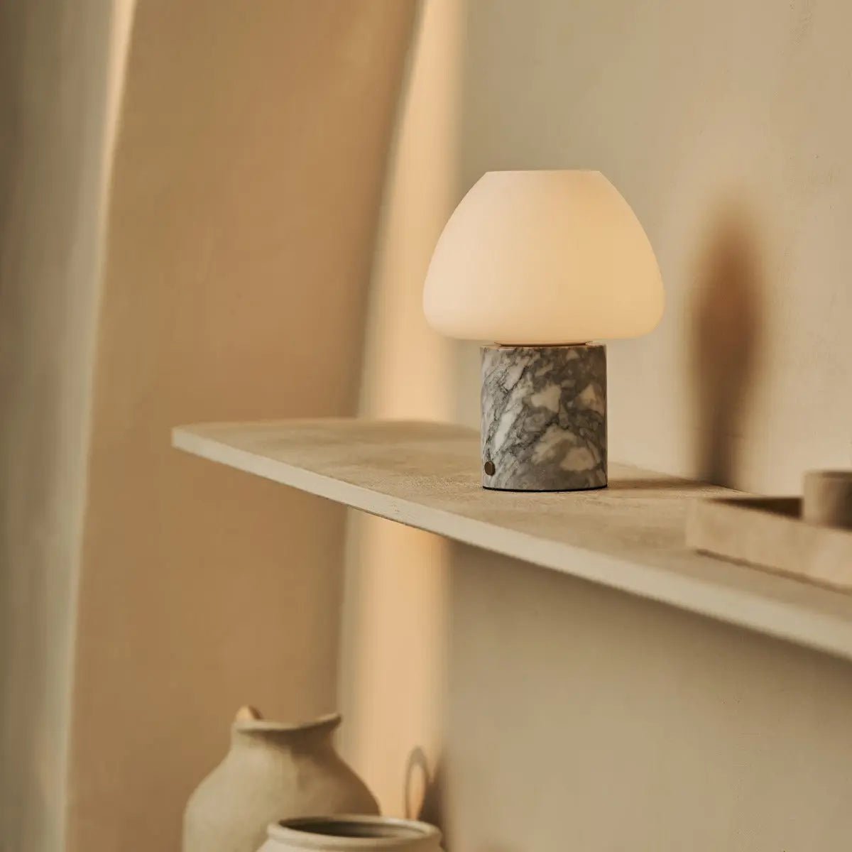 OSTADE WIT / BIANCO STATUARIETTO - Uniek oplaadbare marmeren tafellamp met 3 lichte kleuren en dimfunctie