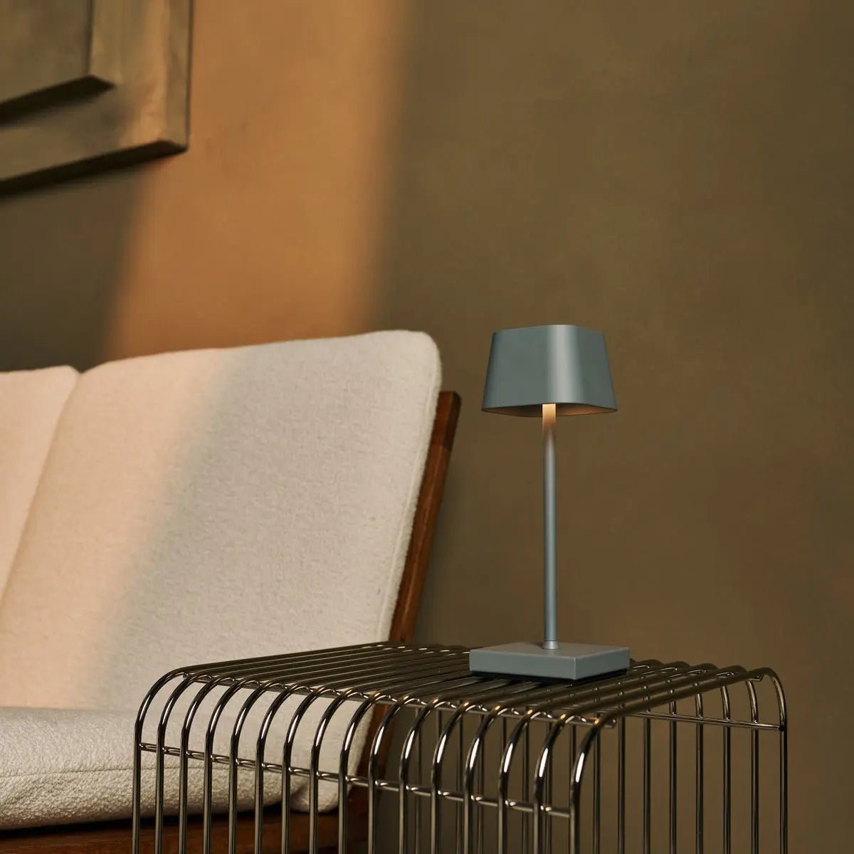 Combi Set Professional-4 x Sarphati Mini Mouse Gray oplaadbare tafellampen & 1 x Amstel Wireless Laying Station met Qi-Technology