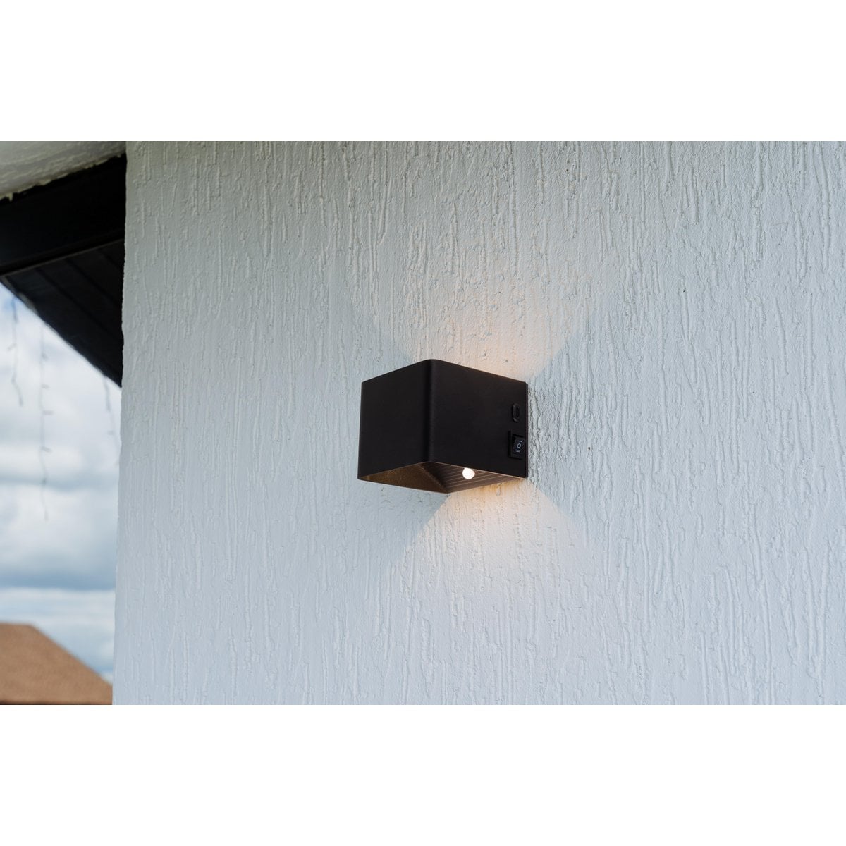 Liv · Metalen wandlamp — zwart