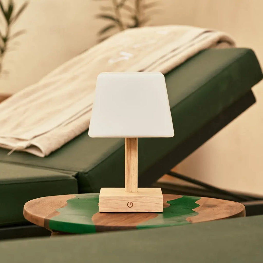 Tommy lichtbruine houten tafellamp met glas - oplaadbare, dimbare lamp, draadloze verlichting