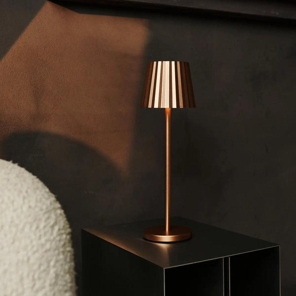 Maya koper geribbelde tafellamp gemaakt van ijzer - dimbare lamp en 3 lichtmodi, oplaadbaar via draadloos laadstation