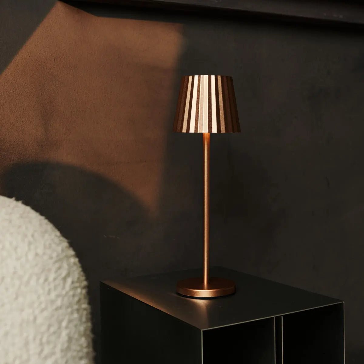 Maya koper geribbelde tafellamp gemaakt van ijzer - dimbare lamp en 3 lichtmodi, oplaadbaar via draadloos laadstation