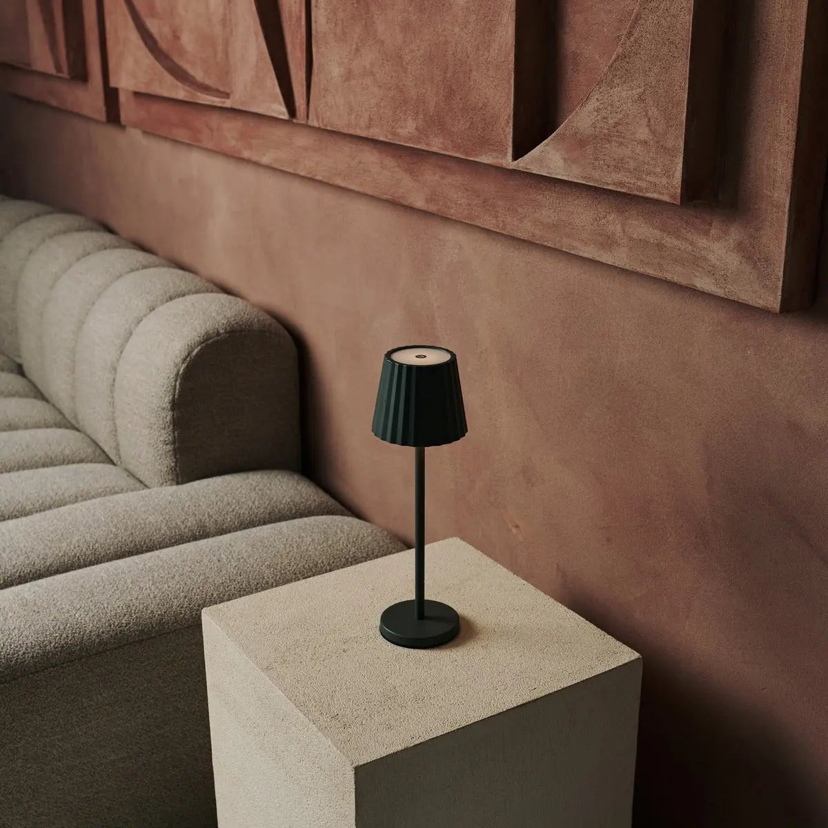 Maya olijfgroen geribbelde tafellamp gemaakt van ijzer - dimbare lamp en 3 lichtmodi, oplaadbaar via draadloos laadstation