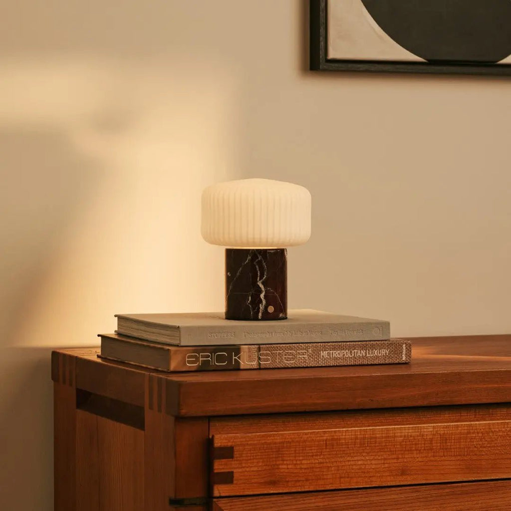 Renoir Red / Rosso Levanto - Marmeren oplaadbare tafellamp - Draadloos, USB -oplaadbaar en tot 100 uur verlichting