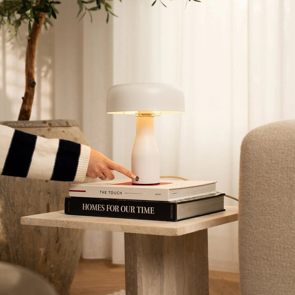 Jape witte metalen tafellamp – tijdloos design, warm licht en elegante stijl