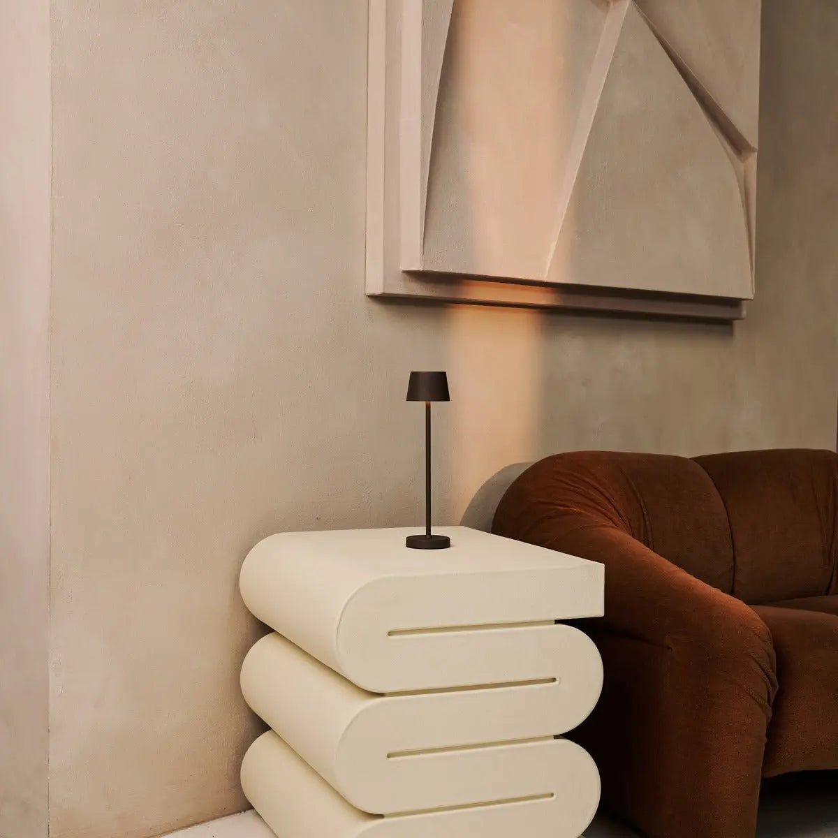 Combi Set Professional-4 X Vondel Mini Mocha Brown Oplaadbare tafellampen & 1 x Amstel Wireless Laying Station met Q1-Technology