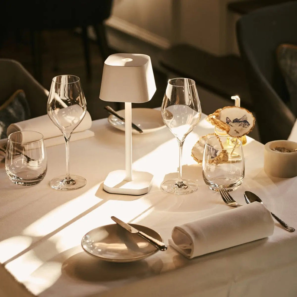 Ava witte oplaadbare tafellamp – stijlvolle, draadloze en dimbare verlichting