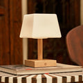 Liv · Oplaadbare houten tafellamp met linnen kap — lichtbruin