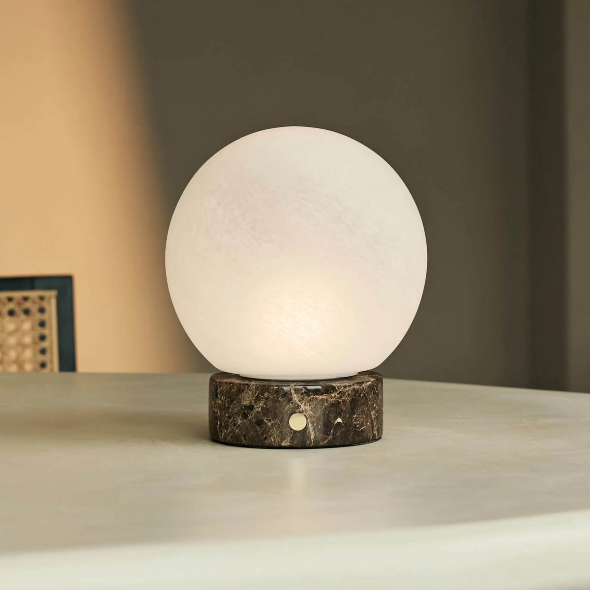 Heem Brown / Emperador Dark - Marmeren oplaadbare tafellamp - 3 lichte modi, draadloos en met glazen verwisselbare lampenkap
