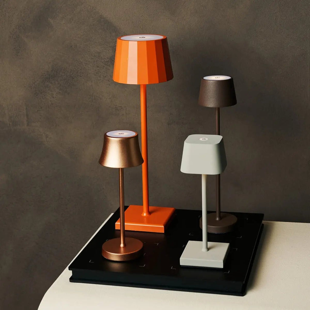 Combi Set Professional-4 x Wouter Sage Green Oplaadbare tafellampen & 1 x Amstel Wireless Charging Station met Qi-Technology